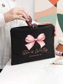 粉色蝴蝶结印花化妆包，优雅女士洗漱包，印有“她值得拥有”字样，便携式化妆品收纳包，时尚旅行配件，拉链化妆包，可收纳化妆品、刷子、配件，适用于度假、酒店、办公室、浴室等场合。可作为礼物送给朋友、姐妹，生日礼物、斋月礼物、婚礼用品、复活节礼物、伴娘回礼。 - 彩色 - 查看 4