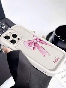 Coque de téléphone personnalisable avec texte et nœud papillon, protection intégrale, en silicone souple mat sablé, motif haute définition, compatible avec iPhone 17 Air 16 15 14 13 12 11 Pro Max, Galaxy S25 24 23 Ultra FE A55 54 35 et autres modèles. Fabriquée en polycarbonate rigide, résistante aux rayures et aux traces de doigts. Cadeau personnalisé idéal pour un frère, un anniversaire, un anniversaire de mariage, un ami, la famille ou un couple. Convient pour les loisirs, les cadeaux commémoratifs et une utilisation quotidienne. - Blanc - Voir 3