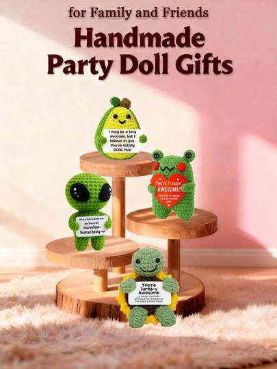 1件手工钩编桌面摆件，可爱毛绒玩偶，是送给闺蜜、女友、姐妹、妈妈、奶奶、同事、家人的理想生日礼物，传递积极情绪，也是万圣节、圣诞节、感恩节等场合的创意派对礼物。