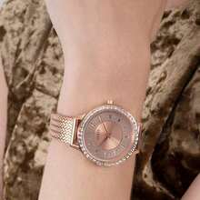 Guess 优雅女士时尚腕表 - 银色表盘不锈钢米兰尼斯表带石英表，镶嵌水晶表圈，休闲日常腕表，时尚礼品之选，轻巧女士腕表，适合办公、周末聚会、节日及日常佩戴 - 玫瑰金 - 查看 6