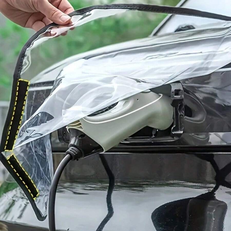 1个电动汽车充电枪防水罩，采用防水性能良好的PVC材质，边缘带有密封垫圈，可防止雨水和洗车水进入充电口，适用于雨天充电（不适用于暴雨），防止水溅（注意：不建议在暴雨中进行户外充电，防水罩仅用于防溅水，不可浸入水中）。 - 1pc充電槍防水罩 - 查看 1