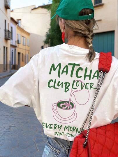 Camiseta de manga corta de cuello redondo con estampado de taza de café de club de matcha, de estilo casual y suelto, una prenda de mujer versátil y de moda