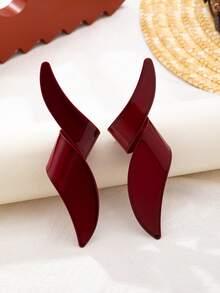 一对手工制作的时尚几何吊坠耳环，适合女性日常佩戴和派对场合。 - 大款麻花耳環 - 查看 2