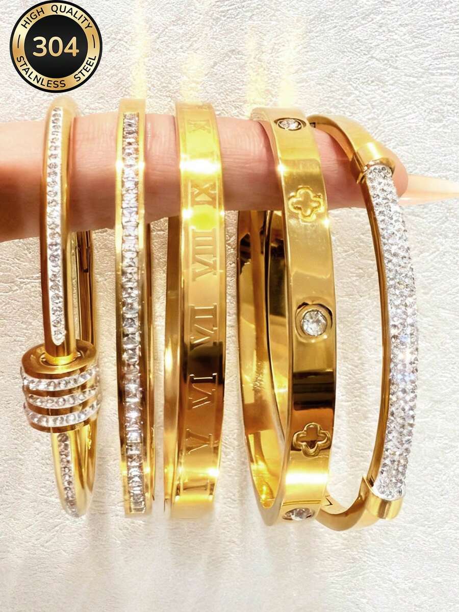 Set nou de brățări din aur de 18K, 2026, cu cifre romane, incrustare completă de diamante, design floral clasic, stil în formă de cui, disponibil și cu finisaj minimalist neted. Fabricat din oțel inoxidabil 304, anticoroziv, hipoalergenic, suprafață lustruită și netedă care se conturează confortabil la încheietura mâinii, retenție de lungă durată a culorii, mult peste brățările obișnuite din aliaj.