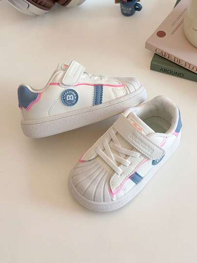 1双四季皆宜的柔软舒适儿童白色休闲运动鞋，幼儿防滑耐用户外跑步鞋，轻便灵活的红色休闲鞋，适合旅行和度假，时尚百搭运动鞋，适合2-8岁男孩女孩