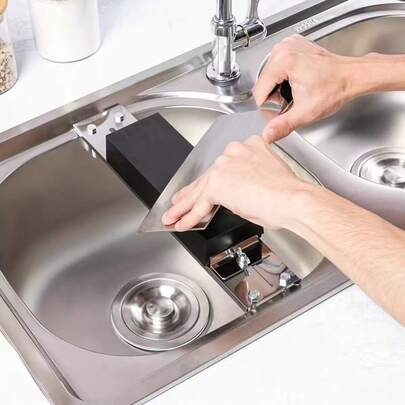 1Pc Retractable Knife Sharpener Stand. The New Material Is Sturdy And Durable. The Retractable Design Is Suitable For Sinks With A Width Of 28.5cm/11.2in * 43cm/16.9in. It Is Easy To Install And Disassemble, Stable, Anti-Slip, And Anti-Rust. It Is A Kitchen Tool, Kitchen Utensil, And Kitchen Accessory.