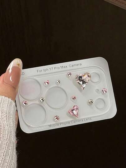 Protecteur d'objectif de caméra en verre transparent avec strass en forme de cœur luxueux, compatible avec l' 17 ProMax et 17 Pro. Cadeau idéal pour une utilisation quotidienne, au bureau et à la maison. Couvercle de caméra de téléphone étincelant, cristallin, imperméable, antichoc et résistant aux rayures.