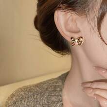 一对金色豹纹锆石蝴蝶结耳钉，精致别致的女士耳环 - 金色 - 查看 3