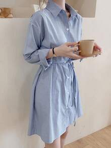 Vestido corto de mujer Vestido camisero a rayas para mujer - Estilo otoñal de largo medio, corte ajustado con corte que define la cintura, elegante botonadura delantera y cinturón para atar. Vestido camisero a rayas azules y blancas. - Azul - Ver 11