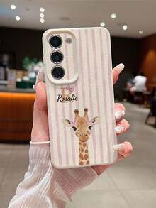 1pc Customizable Letter Combination Name Text With Pink & White Vertical Striped Giraffe Pattern Phone Case, Compatible With IPhone 17 Pro Max/17 Air/16E/16 Pro Max/15/14 Plus/13/12/11, S24/20 Ultra/A52S/A31 A21S/A13/A05S, Compatible With Redmi Note 13 Pro Plus/Note 10/Note 12C/Note 13C, Made Of TPU Material, Personalized & Fashionable Minimalist Design - White - View 7