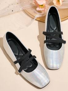 女士时尚百搭方头玛丽珍平底鞋 - 经典百搭的银色，舒适百搭，适合办公室和休闲场合穿着，冬季全天穿着皆宜。新款时尚简约平底鞋，一脚蹬设计，闪亮亮片，松紧带，是情人节、母亲节、婚礼、派对、办公等场合的理想礼物。（尺码偏小，鞋型偏窄，建议选购大一码） - 銀色 - 查看 3