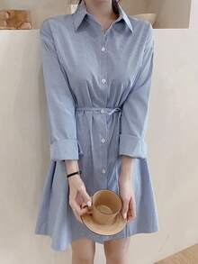 Vestido corto de mujer Vestido camisero a rayas para mujer - Estilo otoñal de largo medio, corte ajustado con corte que define la cintura, elegante botonadura delantera y cinturón para atar. Vestido camisero a rayas azules y blancas. - Azul - Ver 1
