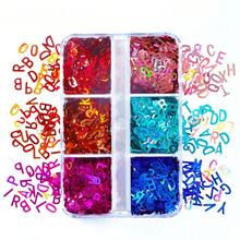 一盒全息字母环氧树脂亮片，包含闪亮的金色和银色大写字母形状，非常适合用于工艺品和珠宝制作。 - 彩色 - 查看 13