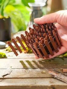 6件套迷你木栅栏套装，装饰性户外屏障，经久耐用，边缘光滑，适用于园艺和微缩景观，易于组装，非常适合打造童话花园和微缩景观主题，是情人节、愚人节、复活节馈赠亲朋好友的理想家居装饰礼物。不适合14岁以下儿童使用。 - A - 查看 5