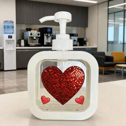 这款心形按压式皂液器配有可重复使用的塑料按压瓶，内含1个皂液器。适用于洗手液、沐浴露和洗发水。是厨房、浴室和宿舍的理想之选。