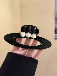 This High-End Hollow Oval-Shaped Chocolate Brown Fashion Hair Claw Is A Popular Large Shark Tooth Hair Clip For Autumn And Winter. Made Of Thickened Material, It Has A Firm Grip. Suitable For Thick Hair, It Is An Ideal Choice For Parties, Gatherings, And Urban Commuting, And Also Makes A Great Gift For Women. This Elegant Hair Claw Has A Simple And Versatile Design, Making It A Seasonal Gift And Fashionable Accessory. Suitable For Thick Hair. Women Bandanas Winter Hair Accessories - 酒紅色 - 查看 2