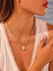 هذا القلادة اللؤلؤية الذهبية، المصنوعة من الفولاذ المقاوم للصدأ المطلي بالذهب عيار 18 وتم تصميمها بسلسلة عظم الثعبان الأنيقة، فهي فاخرة وراقية وأنيقة وجذابة، مثالية للسيدات في جميع المناسبات. - الذهبي - مشاهدة 3