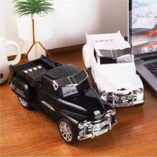 Altavoz en forma de automóvil. Este altavoz cuenta con un llamativo diseño en forma de automóvil clásico.Ofrece múltiples funciones prácticas: transmisión FM, entrada para tarjeta micro SD, reproducción de archivos USB, compatibilidad con formato MP3, además de opciones de llamada manos libres y conexión para cámara. Viene presentado en un empaque con un diseño atractivo que combina diferentes tonos, siendo una opción ideal para uso personal o como regalo. - Blanco - Ver 2