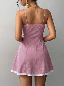 Faeriesty 这款女士红白格纹吊带心形领口迷你连衣裙，领口和下摆饰有白色蕾丝边，修身剪裁，A字裙摆——复古甜美性感别致风格，是咖啡约会、下午茶、夏日周末、城市漫步和休闲街头风的理想之选。 - 紅色 - 查看 2