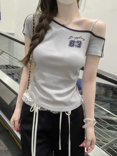 Áo thun tay ngắn ôm dáng xếp ly, in chữ tương phản màu sắc, kiểu dáng Hàn Quốc mùa hè, vai lệch.