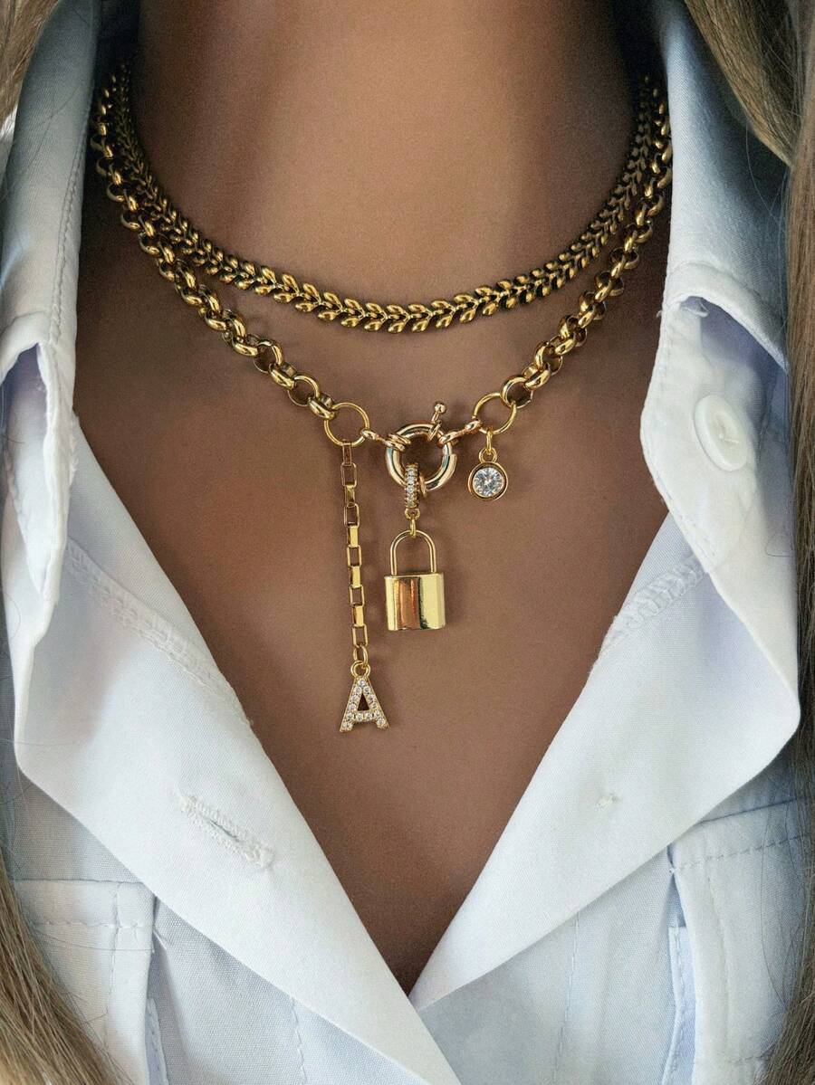 女士金色项链，配有甜甜圈扣，包含字母、圆形和锁形吊坠。时尚吸睛的设计，适合节日或派对佩戴。 - 金色 - 查看 1