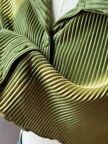 Áo croptop nữ màu xanh lá cây dáng trễ vai, có cổ, tay ngắn, chi tiết cúc cài, thích hợp cho mùa hè. - màu xanh lá - Xem 3