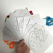 8件套缝纫工具套装，适合初学者，包含塑料针、线、DIY缝纫板、儿童缝纫套装、儿童毛毡制作套装，有助于培养儿童精细动作技能。 - 彩色 - 查看 11