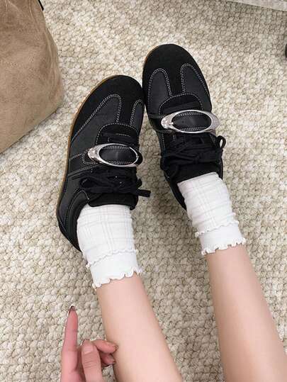 2026春秋新款休闲平底搭扣系带低帮运动鞋，大码学生户外跑步鞋