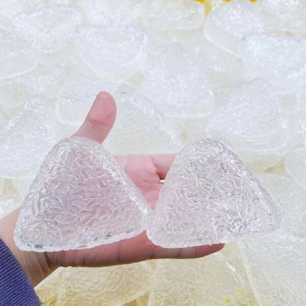 Esta linda bola hueca transparente de TPR adopta una forma adorable de bola de arroz, que es muy adecuada para usar pegamento para rellenar y hacer tus propios juguetes suaves y divertidos personalizados. Hecho de material TPR de alta calidad y flexible, cada suave apretón puede brindar un tacto cómodo, lo cual es muy adecuado para aliviar el estrés y las preocupaciones diarias.