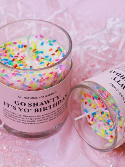 生日快乐！祝您生日快乐，新的一年充满美好回忆！愿您的生日如同这支可爱的磨砂蜡烛般甜蜜，愿新的一年充满欢乐、冒险和值得分享的美好时光。生日快乐！适合所有庆祝生日的人！蜡烛罐、蜡烛、礼物、家居装饰、生日装饰、生日蜡烛、装饰品、毕业季