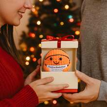 1个钩织迷你篮球礼品，适合篮球爱好者、男女篮球运动员作为生日礼物，精心钩织的篮球玩偶，充满运动活力，可爱设计搭配励志标语。感到疲惫时，捏捏它就能瞬间恢复精神。 - 彩色 - 查看 8