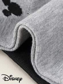 Disney 1/3/9/15 双装米奇老鼠袜子，采用经典的米奇设计元素。这款袜子为经典的黑色，带有小标签设计，配色简洁，透气性好，是一款百搭的基础款中筒袜，适合日常穿着或四季运动。另有白色和灰色纯色可选，设计时尚醒目。 - 彩色 - 查看 11