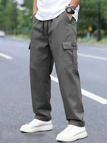 男士休闲工装裤，宽松直筒版型，垂感好，适合居家休闲和户外活动，也是情侣送礼佳品。采用100%涤纶面料，配有抽绳腰带，可调节松紧，多种颜色可选。 - 灰色 - 查看 1