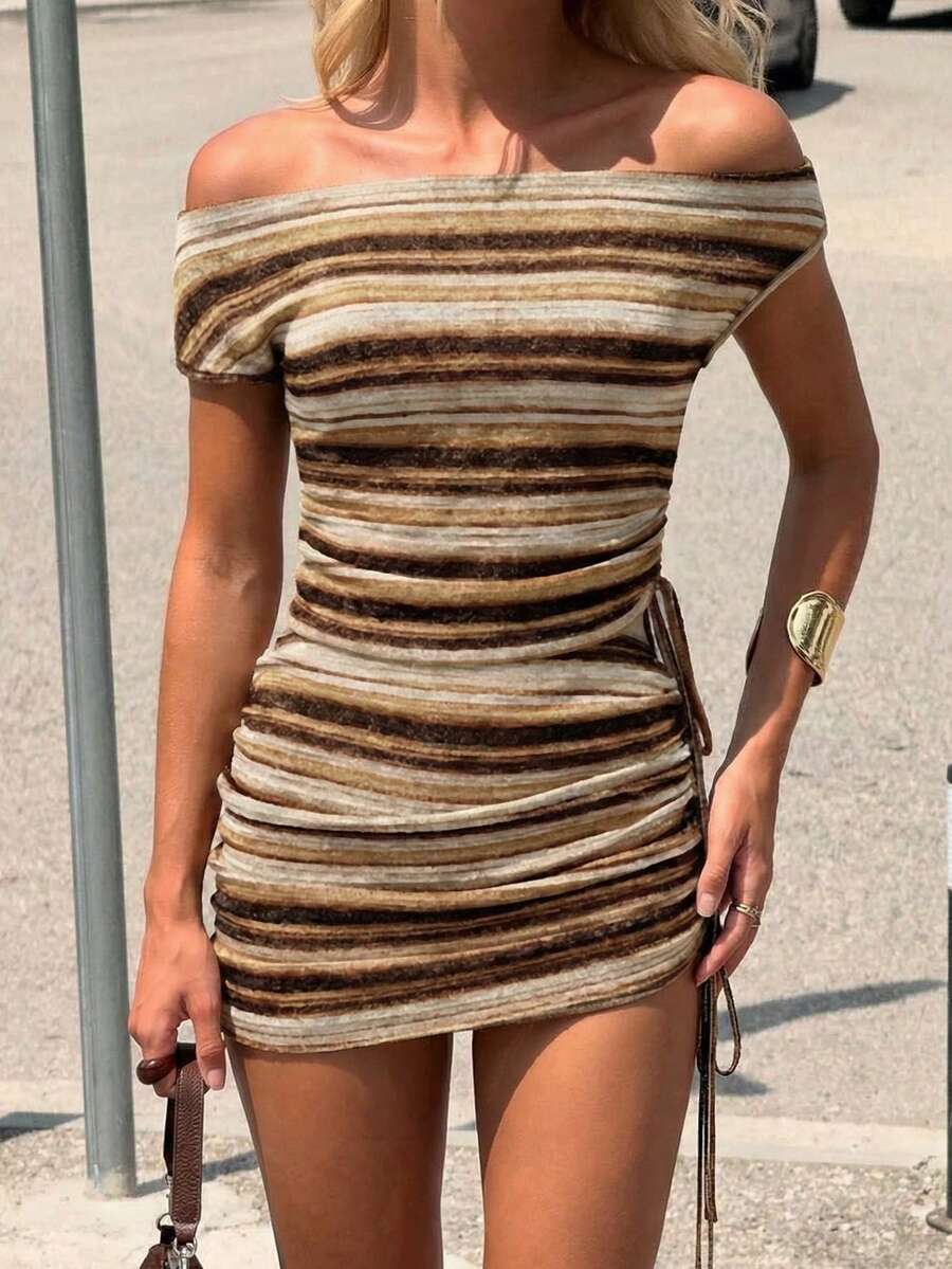 Bộ đồ nữ kiểu dáng thường ngày, gồm áo trễ vai kẻ sọc màu caramel và chân váy mini ôm sát xếp ly, phong cách nghỉ mát, mùa hè. - Sọc nâu - Xem 1