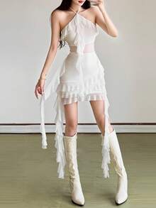 Vestido mini ajustado con escote halter, espalda descubierta, tela de malla transparente, volantes en el bajo y adornos con flecos de YeonC - Blanco - Ver 3