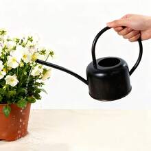 Bình tưới cây bằng sắt đen mờ, bình tưới có vòi dài dùng cho cây mọng nước và cây trồng trong nhà, bình hoa trang trí để bàn. Tưới tiêu làm vườn: Thích hợp để tưới hoa pansy, cây mọng nước, thảo mộc và các loại cây trồng trong nhà khác, vòi dài giúp tưới nước chính xác vào đất, giảm thiểu nước bắn tung tóe. Phụ kiện trang trí: Có thể dùng làm bình cắm hoa khô, hoặc đặt trên bàn làm việc, bệ cửa sổ để trang trí, phù hợp với phong cách nhà Bắc Âu, công nghiệp và tối giản hiện đại. - Bình tưới cây bằng sắt màu đen mờ - Xem 3