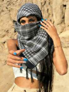 这款经典沙漠风女士方巾采用格子印花和方形设计，适合搭配头巾。它是一款阿拉伯风格的户外防晒时尚头巾，带有流苏，适合日常佩戴和户外活动。男女皆宜。 - 灰色 - 查看 2