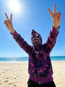 Sudadera con Capucha Unisex Estilo Streetwear | Estampado Camuflaje Detallado con Bordado de Tiburón | Cremallera Completa, Tejido Suave y Cálido | Buzo Ideal para Looks de Pareja, Moda Casual y Uso Diario - Morado - Ver 6