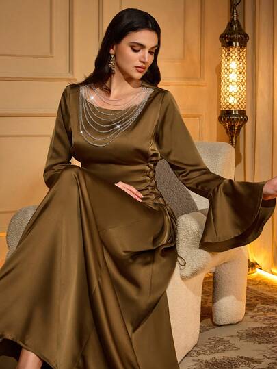 优雅纯色阿拉伯连衣裙，梭织面料，圆领，水钻项链，侧边系带腰身，优雅喇叭袖传统礼服