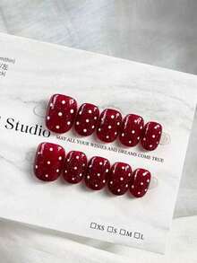 Bộ 10 miếng dán móng tay ngắn tròn kiểu cổ điển, nền màu đỏ tía với chấm bi trắng và điểm nhấn kim tuyến mịn, bộ dụng cụ làm móng thời trang và dễ thương, phù hợp cho các dịp lễ, tiệc tùng và sử dụng hàng ngày, dành cho phụ nữ và bé gái, bao gồm keo dán gel và dũa móng mini, móng giả dán có thể tái sử dụng. - Đỏ - Xem 3