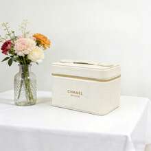 Túi đựng mỹ phẩm Chanel bằng nhung trắng, chất liệu dệt tinh tế, kiểu dáng nổi bật và khác biệt, quai xách tay, khóa kéo mạ vàng, kiểu dáng thời trang, thích hợp làm quà tặng, du lịch cao cấp và sử dụng hàng ngày. - trắng - Xem 1