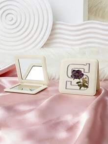 1个Y2K风格英文字母系列便携式化妆镜，可折叠轻巧便携，全皮材质，适合各种场合，可折叠方形口袋镜，复古花卉3D英文字母印花设计，180°翻盖，多功能 - 彩色 - 查看 7