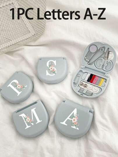 Caja de herramientas de costura, con iniciales de flor blanca, letras de la A a la Z, regalo perfecto para principiantes en costura: 1 mini juego de costura portátil - plegable, suministros y accesorios de costura DIY, adecuado para viajeros y reparadores de ropa de emergencia, mini caja de agujas, bolsa de agujas portátil pequeña, juego de herramientas de costura, suministros de hotel, Día de San Valentín, temporada de bodas, Ramadán