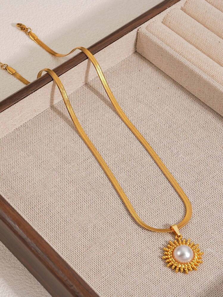 这款18K镀金不锈钢珍珠项链采用优雅的蛇形链设计，散发出奢华、精致和迷人的气息，非常适合女性日常佩戴。 - 金色 - 查看 10