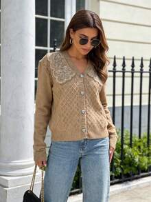 Cardigan de punto para mujer - top con cuello en V, tejido suave y cálido con textura de punto en rombo y detalles de encaje blanco decorativo en el cuello y hombros, cierre con botones metálicos - Estilo elegante casual con toque romántico - Ideal para uso diario y capas en primavera y otoño - Marrón - Ver 2