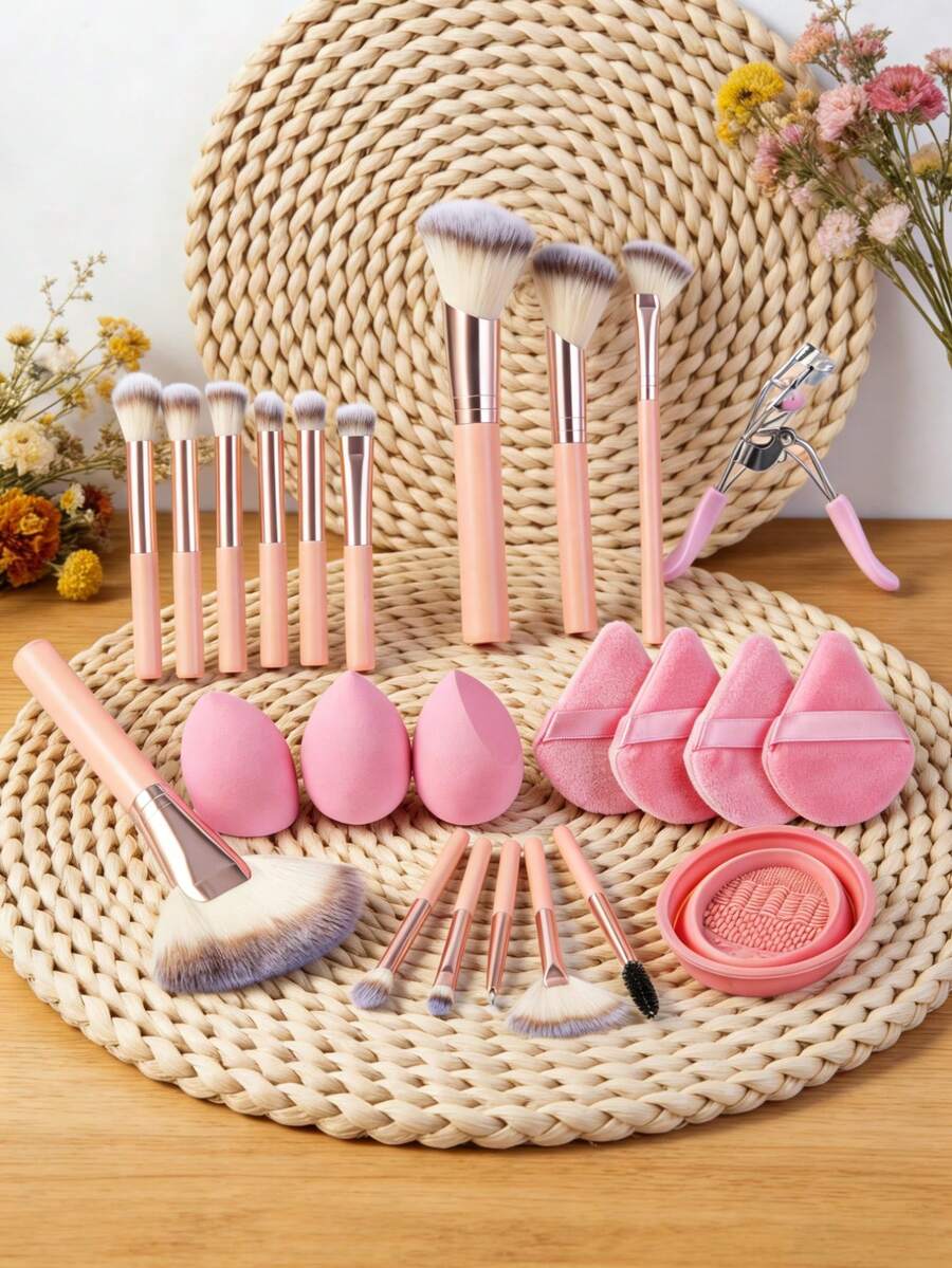 这款24件套的Eid节日化妆刷套装包含15支柔软的化妆刷，例如散粉刷、腮红刷、轮廓刷、高光刷、粉底刷、鼻影刷、眼影刷、眉刷、唇刷和细节刷；此外还包含3个液体化妆蛋、4个三角粉扑、1个睫毛夹和1个刷子清洁碗。适合初学者、专业化妆师和新手美妆爱好者使用。 - 粉色 - 查看 1