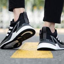 Adidas 男女新款透氣網麵慢跑休閒運動跑步鞋 - 黑與白 - 查看 4