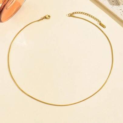 1 chiếc dây chuyền hình rắn tối giản bằng thép không gỉ, thích hợp để đeo hàng ngày.