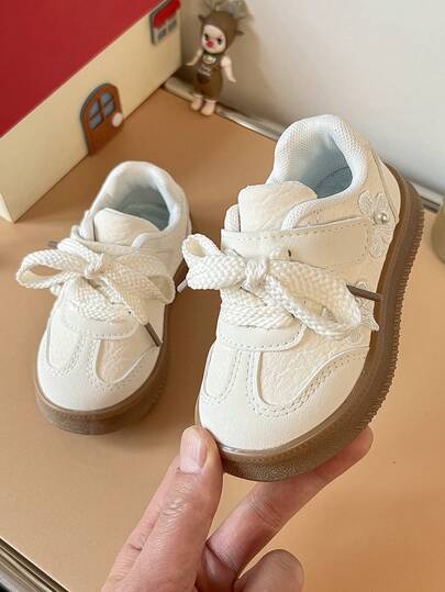 1双婴幼儿女童运动鞋，蕾丝珍珠花朵装饰，白色小鞋，压纹柔软皮革鞋面，保护双脚，魔术贴设计，柔软鞋底，轻便休闲鞋，适合所有季节。请参考尺码表选择合适的尺码，因为不同国家的尺码可能有所不同。
