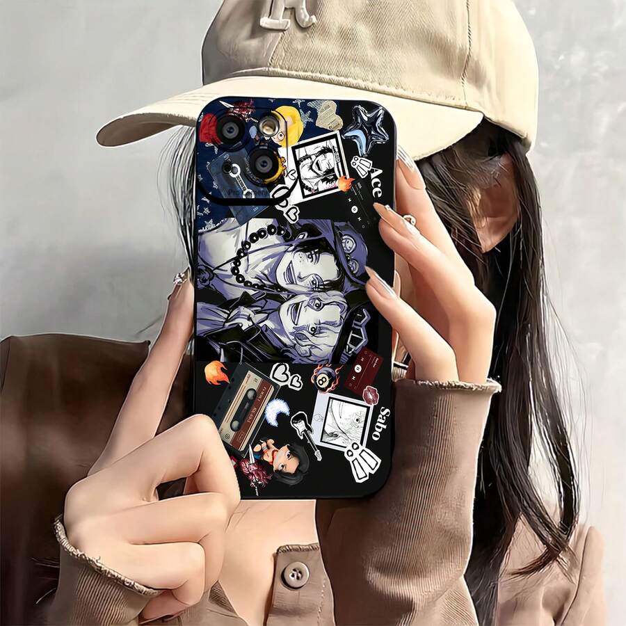 Retrato de Ace y Sabo con decoraciones animadas y música. Esta elegante funda es compatible con los modelos 17, 16, 15, 14 Pro Max, 13, 12, 11, XR y XS Plus. Fabricada en TPU flexible, resistente a golpes y arañazos, ofrece una excelente protección contra caídas y un agarre cómodo. Es un regalo ideal para familiares, amigos y seres queridos, y una opción perfecta para festivales. - Negro - Ver 1